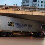 Phạt tiền, tước bằng lái tài xế xe container mắc kẹt dưới gầm cầu Ngã Tư Sở