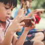 Trẻ em Việt được dùng điện thoại sớm 4 năm so với thế giới: Tỷ phú Bill Gates khẳng định đây mới là độ tuổi an toàn nhất để trẻ sử dụng smartphone