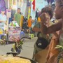 Vụ bán 500.000 đồng/3 quả dứa ở phố cổ Hà Nội: Sau trình diện, cơ quan công an sẽ làm gì?