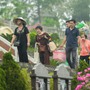 Tranh thủ cuối tuần, người Hà Nội 'tay xách nách mang' đến nghĩa trang làm lễ Thanh minh