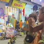 Vụ bán 500.000 đồng/3 dứa ở phố cổ Hà Nội: Người phụ nữ bán hàng rong bị oan, Công an chính thức thông tin vụ việc