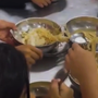 Diễn biến mới nhất vụ 11 học sinh ăn 2 gói mì tôm chan cơm ở Lào Cai
