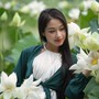 Thiếu nữ xứ Huế thích thú tạo dáng cùng hoa sen mùa hạ