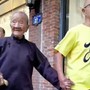 Khoảnh khắc con trai 88 tuổi nắm tay đưa mẹ 111 tuổi đi mua sắm khiến nhiều người xúc động