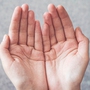 Lòng bàn tay cũng dự báo được tuổi thọ một người? Bác sĩ nói thẳng: Người sống trường thọ thường có 3 đặc điểm này