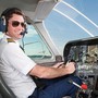 Vì sao phi công thường đeo kính râm khi bay?