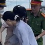 Cô gái trẻ ngất xỉu khi đi cùng đám đông theo ông Thích Minh Tuệ