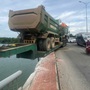 Đầu kéo rơi xuống mép sông, thân xe vắt vẻo trên thành cầu sau tai nạn