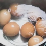 Luộc trứng dùng nước sôi hay nước lạnh đều sai bét, nhớ 5 điểm này, luộc xong chỉ chạm nhẹ là vỏ tự bong
