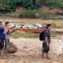 Video: Xúc động hình ảnh băng rừng, vượt lũ khiêng nạn nhân trong vụ sạt lở đất đi cấp cứu