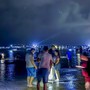 Cả làng rủ nhau mang bao tải, soi đèn săn ‘lộc biển’ ở Ninh Bình sau bão số 10