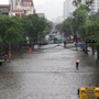 Hà Nội: Nước sông Nhuệ dâng cao, nhiều khu vực ven sông ngập nặng, giao thông tê liệt