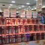 Trước thềm ngày Phụ nữ Việt Nam, các loại mỹ phẩm giảm giá sâu, người dân tấp nập mua sắm