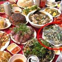 Gắp cho thông gia giàu miếng thịt gà, người phụ nữ ngượng chín mặt vì thái độ