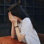 Dọn nhà sau mưa ngập, tôi chết lặng khi tìm thấy vật quen thuộc trong gậm giường của mẹ chồng