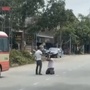 Tài xế xe buýt bị hành khách lôi xuống đường, bắt quỳ đánh bằng thắt lưng