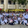 Dàn nam sinh 'bê tráp' tặng quà ngày 20/10 cho cô giáo và các bạn nữ gây 'sốt'