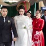 Mẹ Hoa hậu Đỗ Thị Hà xúc động tiễn con gái lên xe hoa về nhà chồng