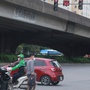Phạt nặng, lắp camera AI nhưng vẫn còn nhiều người vi phạm giao thông trên đường phố Hà Nội
