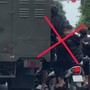 Xử phạt nhóm thanh niên 'đầu trần', đu bám theo xe chở phạm nhân ở Hà Nội