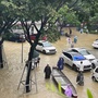 Chuyên gia lý giải vì sao miền Trung đặc biệt mưa lớn, nhiều nơi chìm trong biển nước