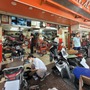 Hàng loạt xe máy ngập nước, cửa hàng sửa xe từ chối nhận bảo dưỡng định kỳ vì quá đông