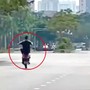'Bốc đầu' xe trên đường phố ở Hà Nội, 2 bố con đều lên công an