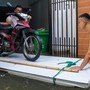 Một khu dân cư ở Hà Nội bị cô lập đã 4 ngày vì mưa lớn