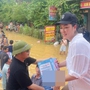 Hình ảnh chân thực của Hoa hậu Nguyễn Thị Huyền khi đi từ thiện tại miền Trung bão lũ