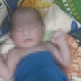 Bé trai sơ sinh còn nguyên dây rốn bị bỏ rơi trong túi bóng bên vệ đường