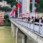 Chú rể phẫn uất gieo mình xuống sông vì cô dâu đòi thêm tiền sính lễ