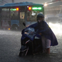 Vì sao thời tiết Hà Nội lại có mưa lớn xối xả, gây ngập diện rộng?