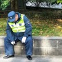 Từng là lãnh đạo, sau nghỉ hưu về làm bảo vệ ở công ty con trai: Ông lão sốc đến bật khóc khi được trả lương