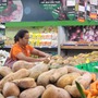 Siêu thị giảm giá nhiều mặt hàng thiết yếu, chia sẻ gánh nặng chi tiêu với người dân sau bão số 11