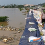 Nước trên sông Cầu cao hơn mặt đê gần nửa mét, người dân Bắc Ninh 'căng mình' đắp đập, ngăn lũ