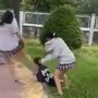 Hai nữ sinh bị bạn đánh hội đồng dã man trước cổng trường ở TPHCM