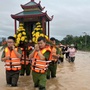Xót xa cảnh đưa tang giữa dòng nước lũ