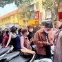 Hà Nội: Người dân xếp hàng dài để mua được 1 chỉ vàng