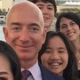 Bé gái mồ côi may mắn nhất thế giới: Được tỷ phú Jeff Bezos nhận nuôi, thừa hưởng khối tài sản hàng tỷ USD