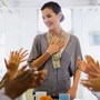Đáp lại lời khen, người EQ thấp tự cao, người EQ cao kịp “nảy số” bằng 5 cách hành xử tinh tế