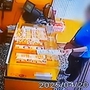 Nhờ bạn trông hộ cửa hàng xổ số, ông chủ "tái mặt" khi trở về