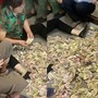 Cụ bà 79 tuổi qua đời để lại tủ tiền mặt, cả nhà đếm xong thì sốc nặng