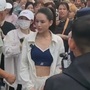 Phản ứng của người hâm mộ khi "Tiểu Long Nữ" Lý Nhược Đồng khoe eo trên phố