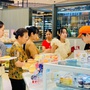 Hàng ăn, quán nước chật kín khách dịp nghỉ lễ 30/4 - 1/5