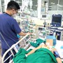 Bị thanh gỗ mục đâm vào chân, 1 tuần sau bé gái 7 tuổi cứng hàm, co giật toàn thân, tiên lượng nguy kịch