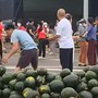 VIDEO: Người dân xếp hàng thu gom, 'giải cứu' dưa hấu khi xe tải gặp nạn