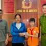 Nhặt được 61 triệu đồng, cháu bé 11 tuổi nhờ công an tìm người trả lại