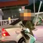 Lý do bất ngờ người phụ nữ tạt đầu ô tô, đập bể kính xe trên phố