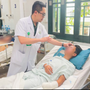 Bé trai 14 tuổi phải cắt cụt tay, suýt mù mắt vì tai nạn khi đang nấu ăn