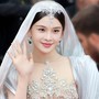 Sao Trung Quốc mặc hở bị bảo vệ mời rời khỏi thảm đỏ Cannes